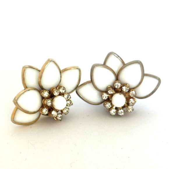 Vintage Milk Glass Flower Petal Clip on Earrings - Picture 5 of 6